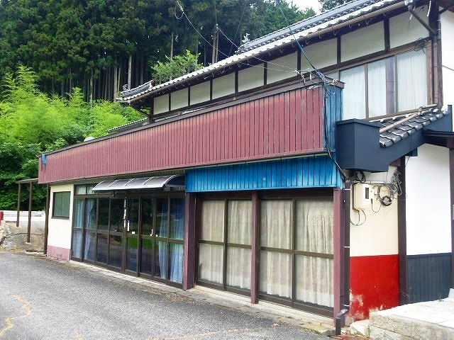 １階は元食料品店。
隣に大きな小屋がある物件。