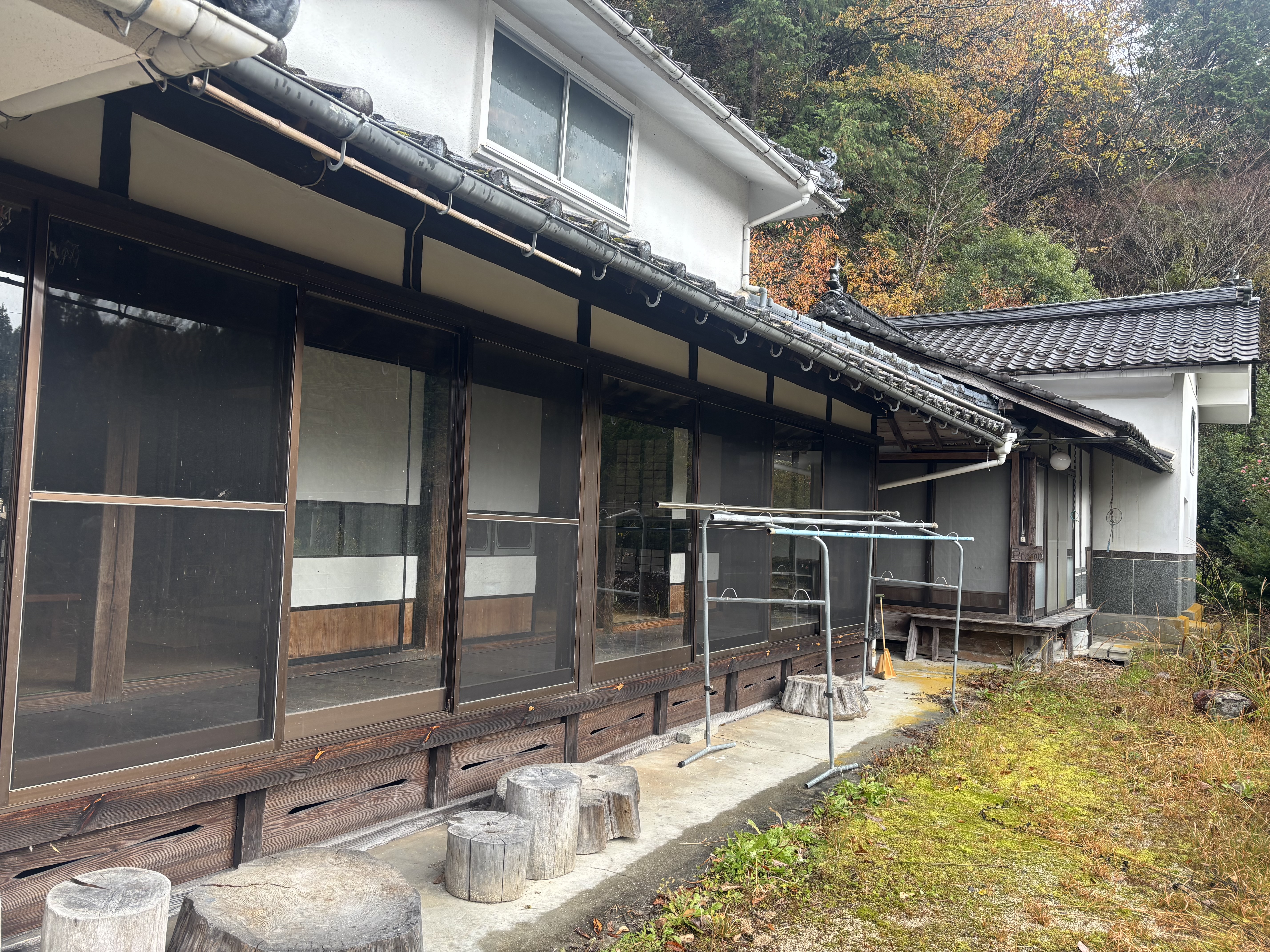 家の近くに広い土地あり。
自然豊かな山に囲まれた古民家。