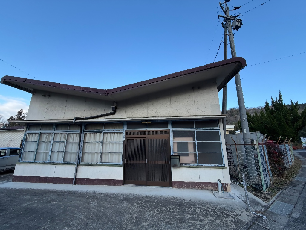 ・自然に囲まれた環境、倉庫付き！庭で家庭菜園も可能！
・元食堂スペースの広い土間、広い台所スペース（土間）があります！
・小中学校が近く、通学に便利です！