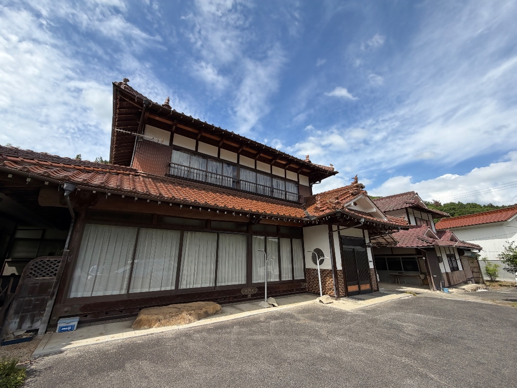 自然に囲まれた環境！部屋数に余裕のある納屋付きの物件です！