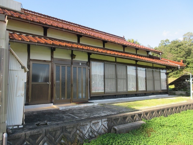 目の前に田園風景が広がる、平屋の古民家。