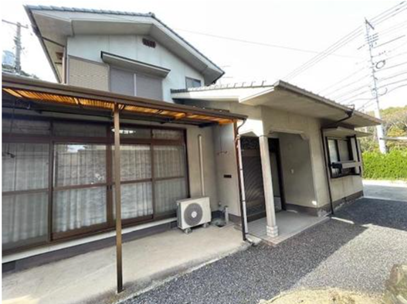 広い敷地に駐車場４台、庭付きの物件です！
天井裏に収納あり！