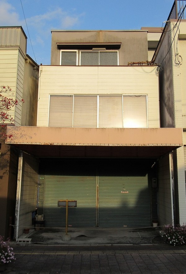 市街地にあるコンパクトな物件です。元時計店で1階が店舗、2階が休憩スペースとなっています。