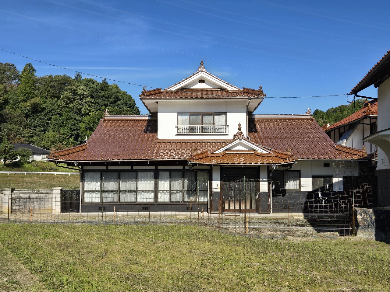 山間の静かな時間を過ごす家