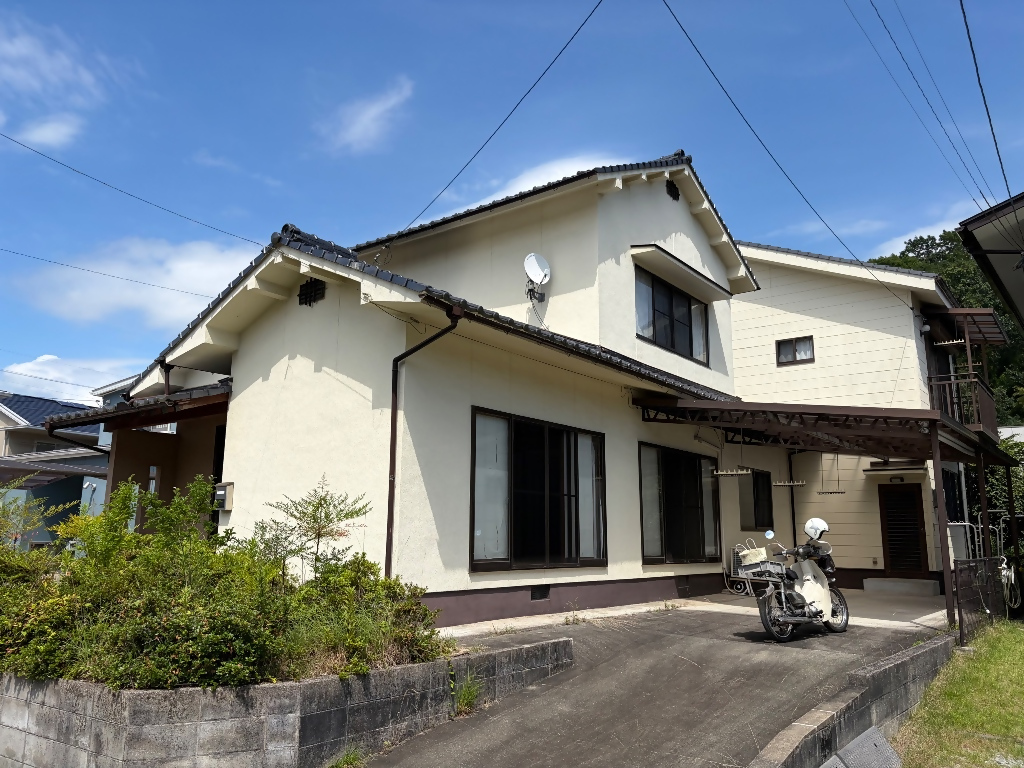 自然に囲まれた閑静な住宅地の物件です！部屋数が多く、二世帯住宅にもおすすめ！
洗面所及び浴室は、平成26年にリフォーム済みです。