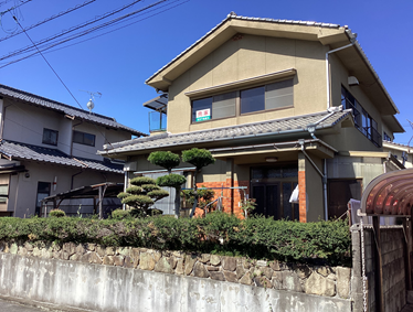 駐車場3台、庭付きの物件です