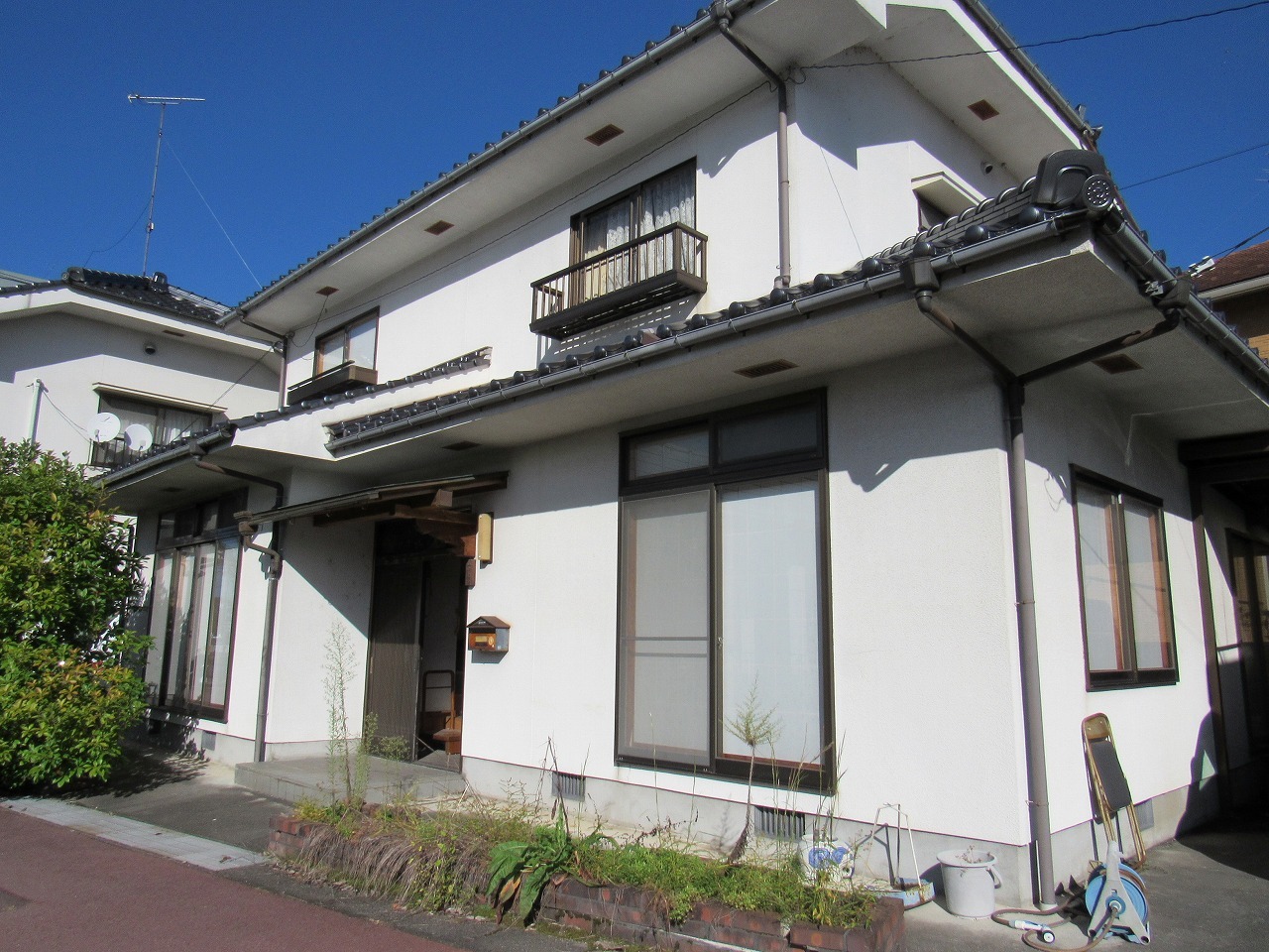 近くにスーパーがある好立地な2階建ての物件です。離れと倉庫付きです。