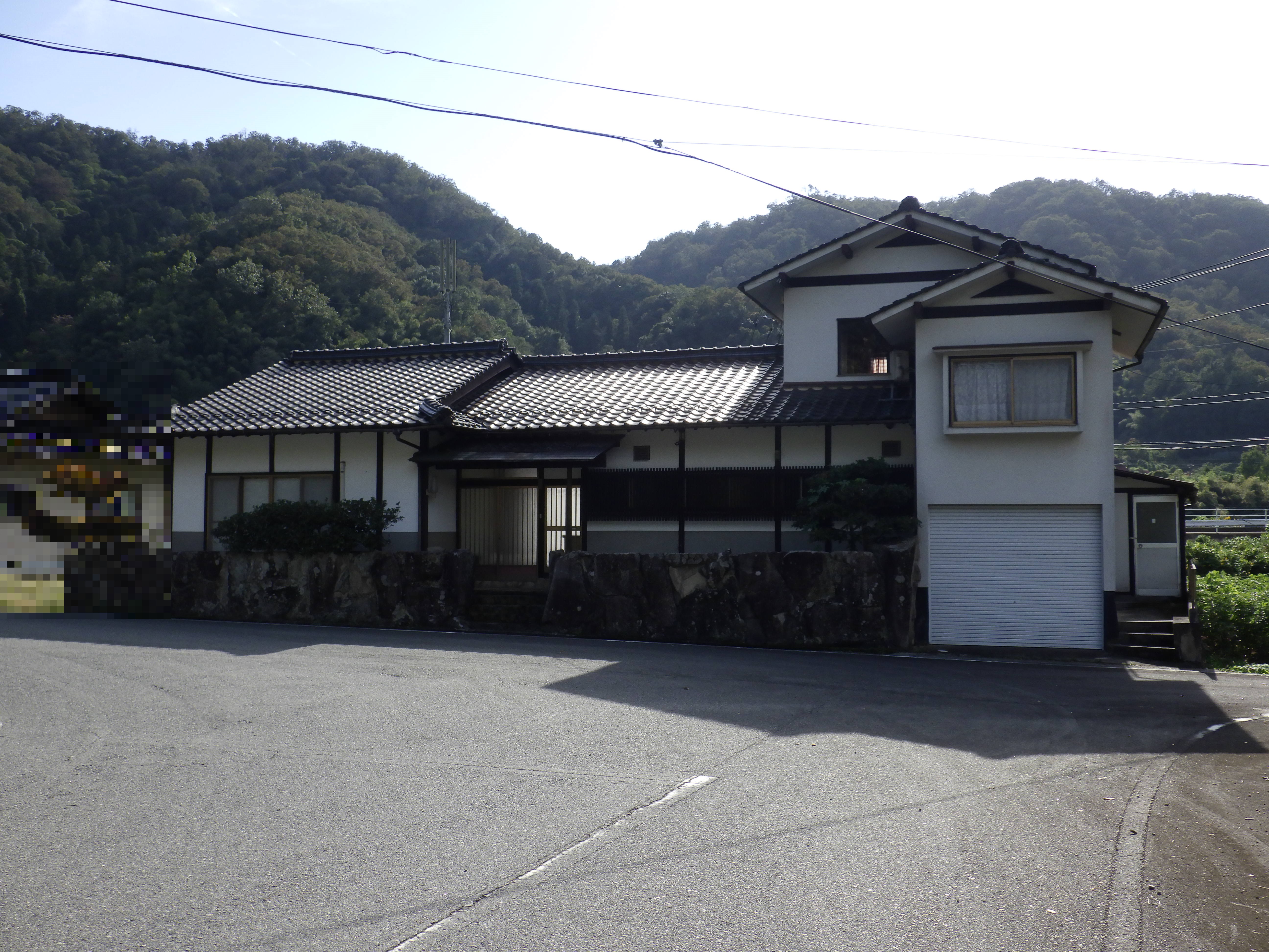 国道375号からすぐ！
中庭のある日当たりの良いおうち。