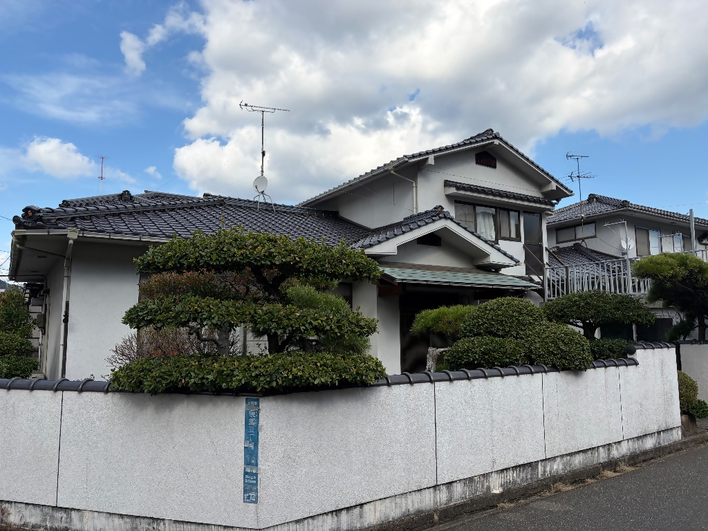 ・スーパー、医院、小学校まで１km圏内で日常生活に便利な立地！
・庭付きで広々とした敷地に、部屋数も多い物件です！