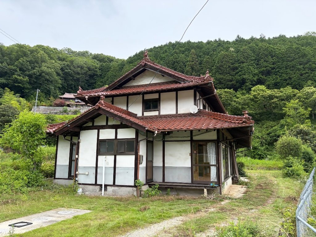 自然豊かな環境に位置する、多用途に活用できるスペースのある物件です。
希望に応じて、農地、山林の売却にも応じます。