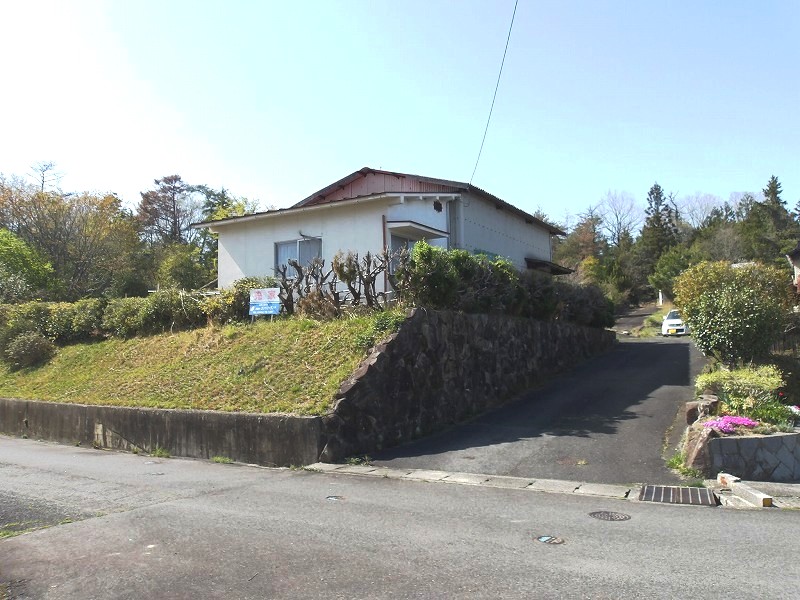 高台の平屋、広い駐車場と倉庫付きの物件。