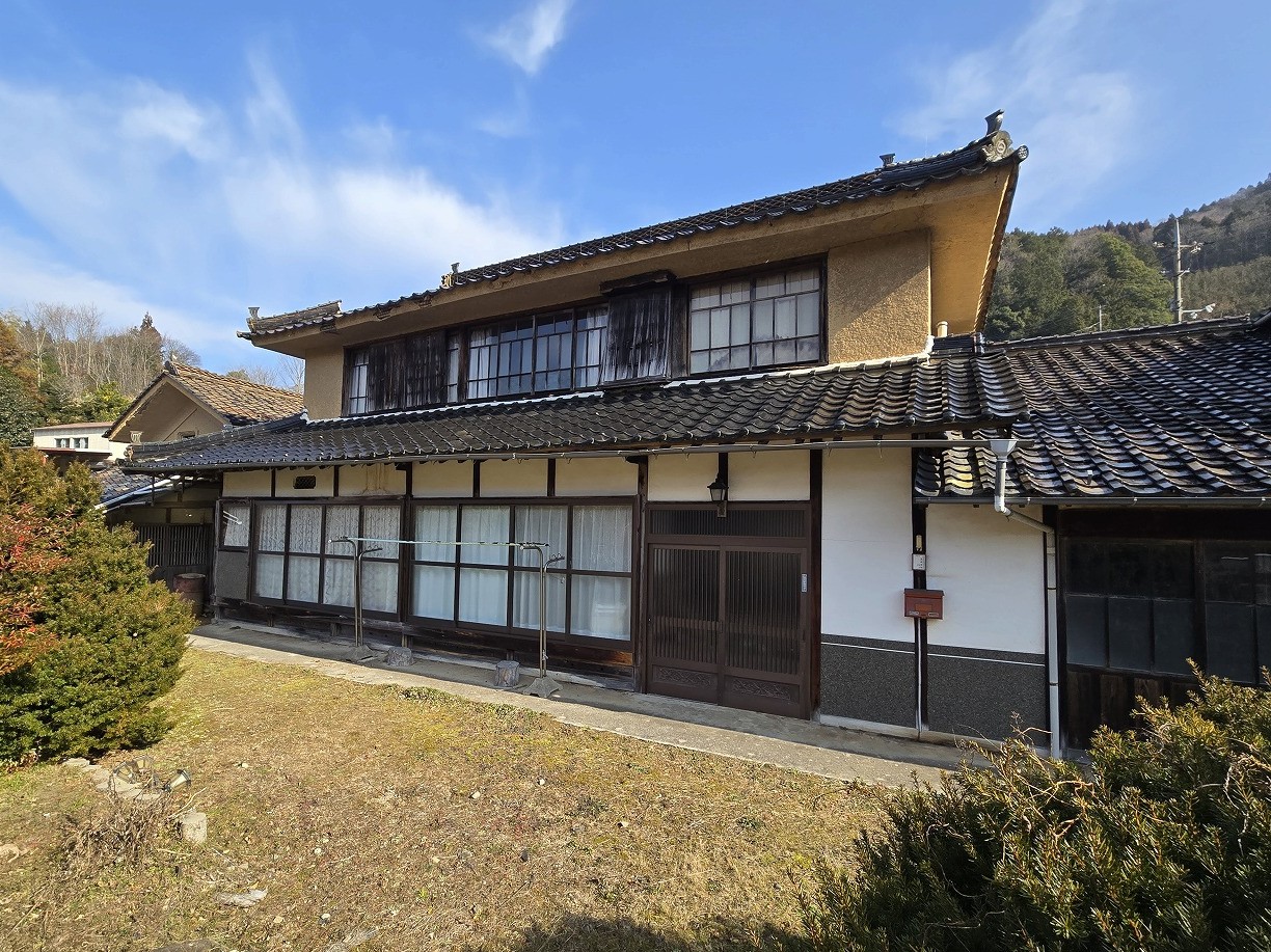 田畑に囲まれた山間の家