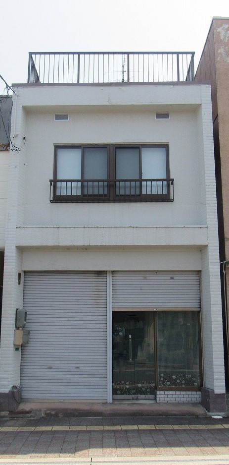 部屋数が多い3階建ての物件で、市街地にあり内装もきれいです。