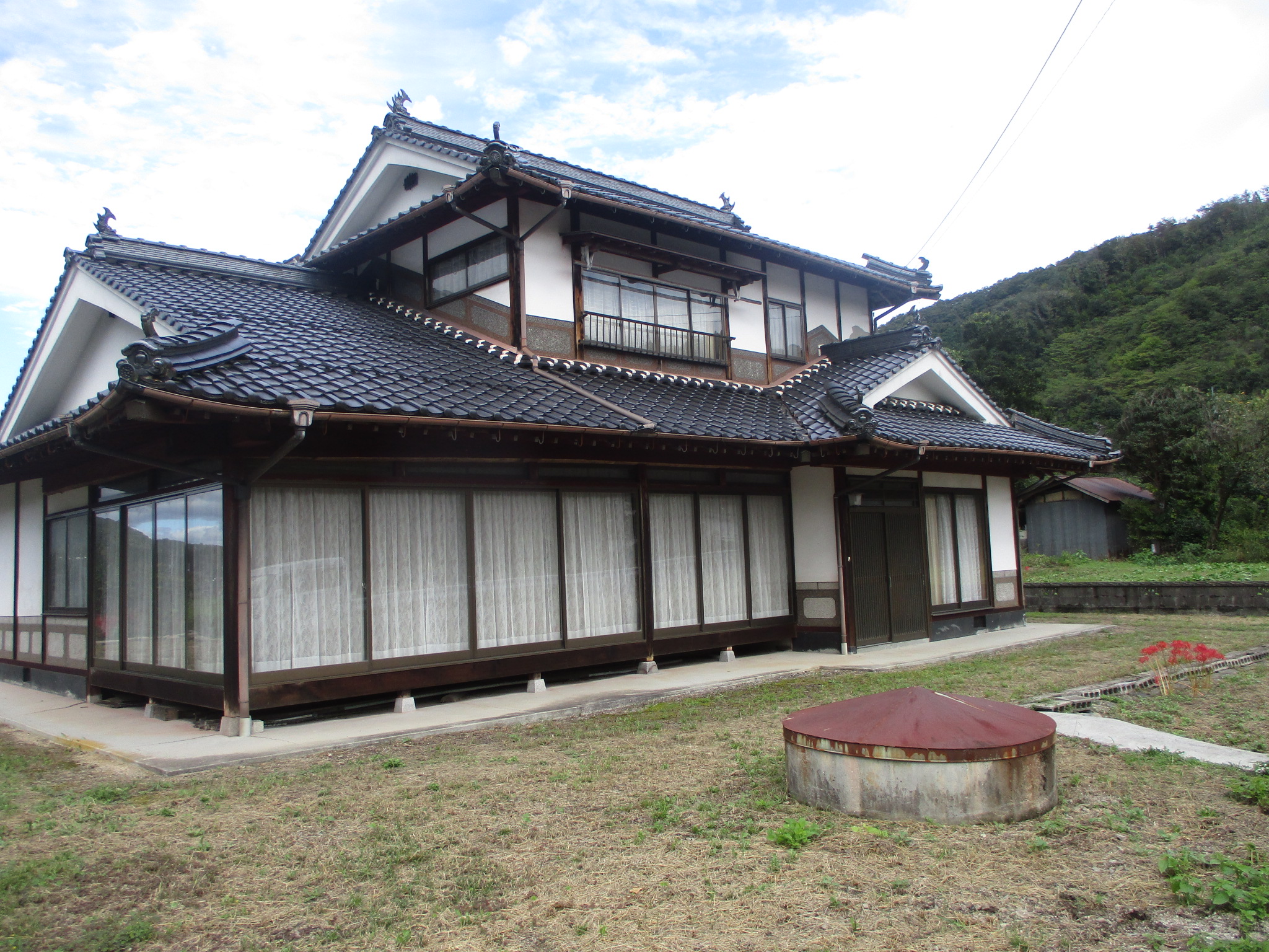 国道沿いで利便性抜群！
部屋数が多く、大家族向け物件。