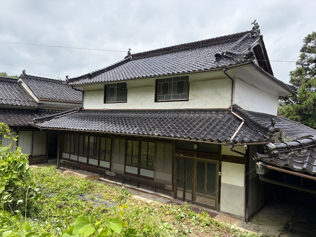 敷地が広く、家庭菜園やガーデニング、里山暮らしを楽しみたい方におすすめの物件です。