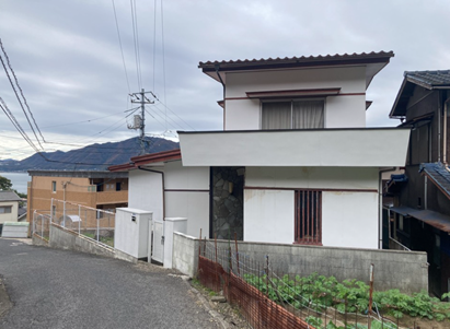 高台にあり、２階からは瀬戸内海が見えます。