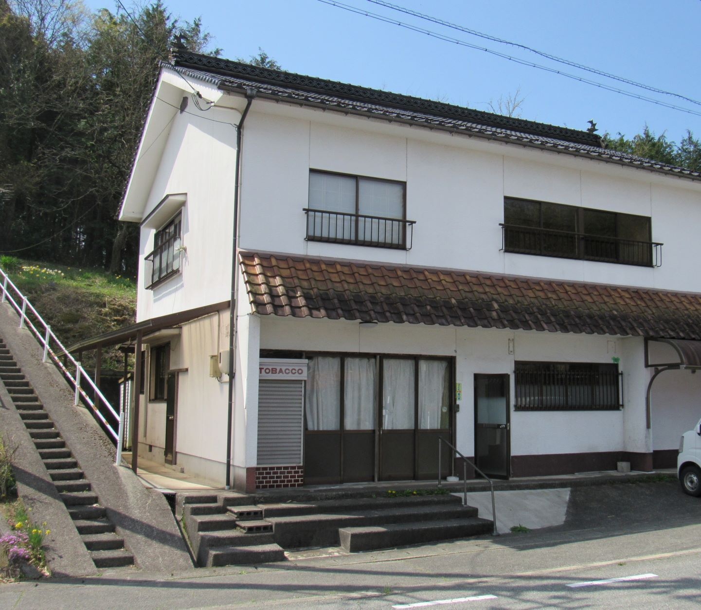 店舗部分もある二階建ての物件です。