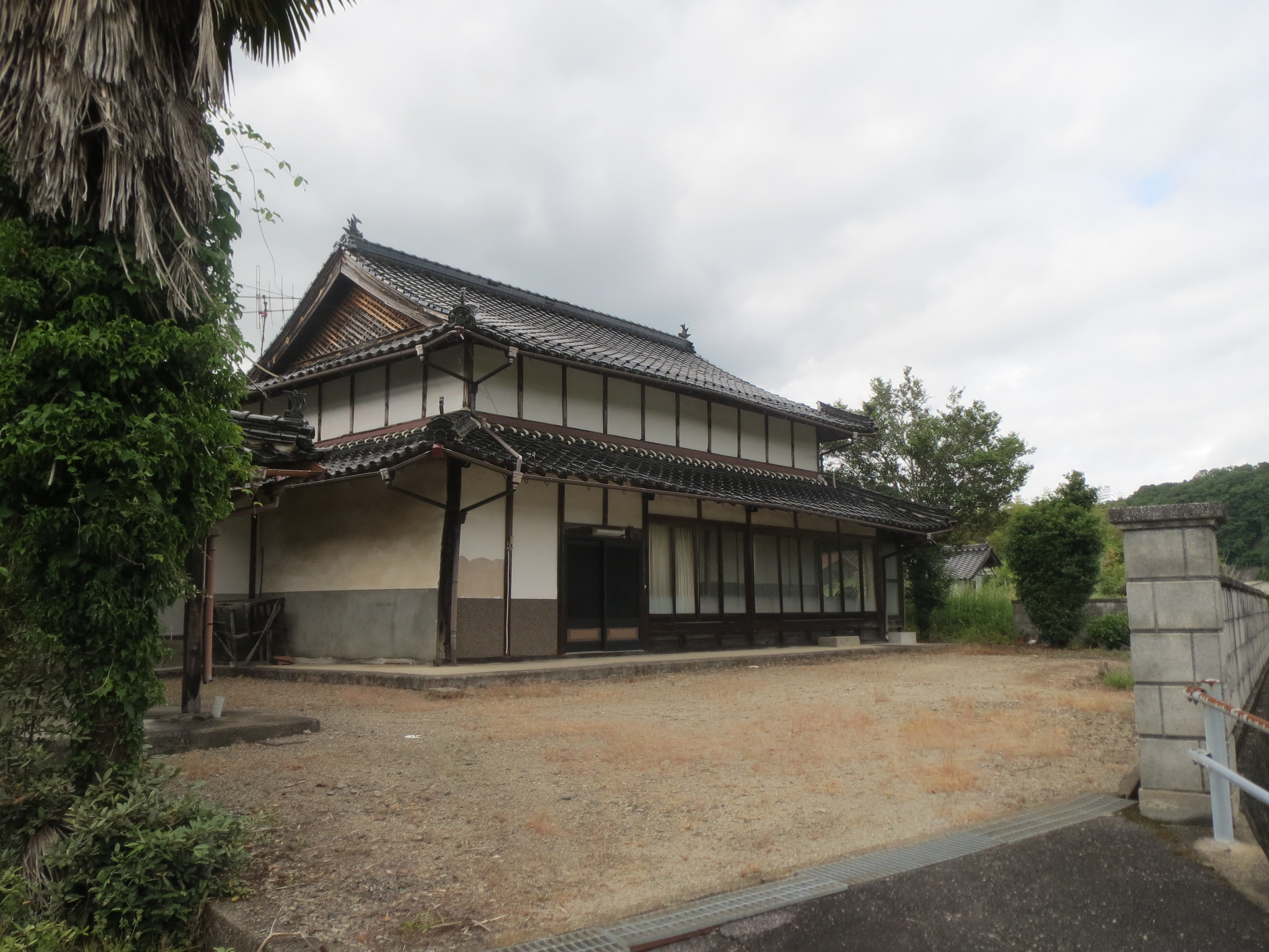 街中へのアクセスがスムーズな、田園風景に囲まれた古民家