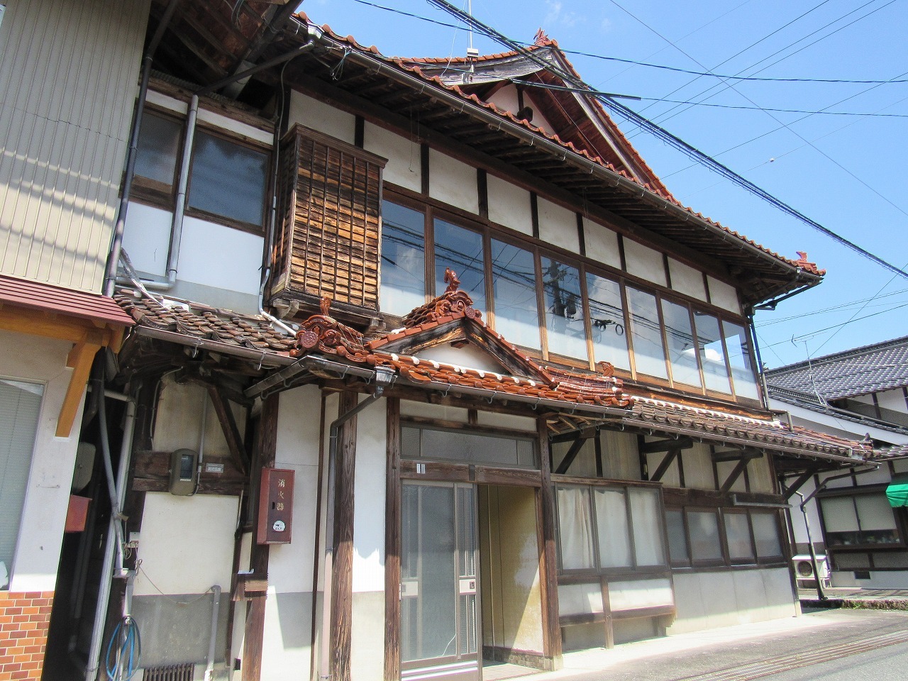 道路沿いにある部屋数の多い2階建ての物件です。