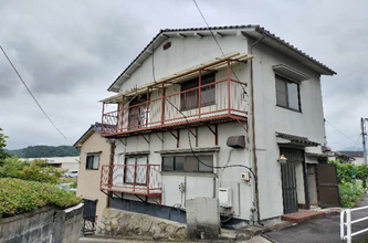 市街地を見下ろす高台に立地し，部屋数もゆとりある（6ＤＫ）物件です