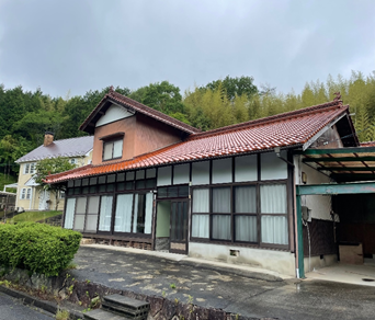 自然に囲まれた環境、山林、納屋、離れ、倉庫付きの物件！