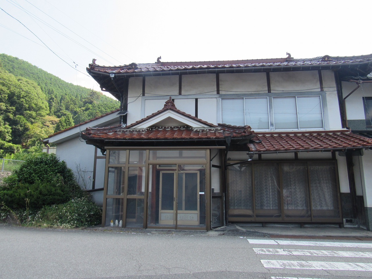 定期的な管理で住める状態が維持されている2階建ての物件です。