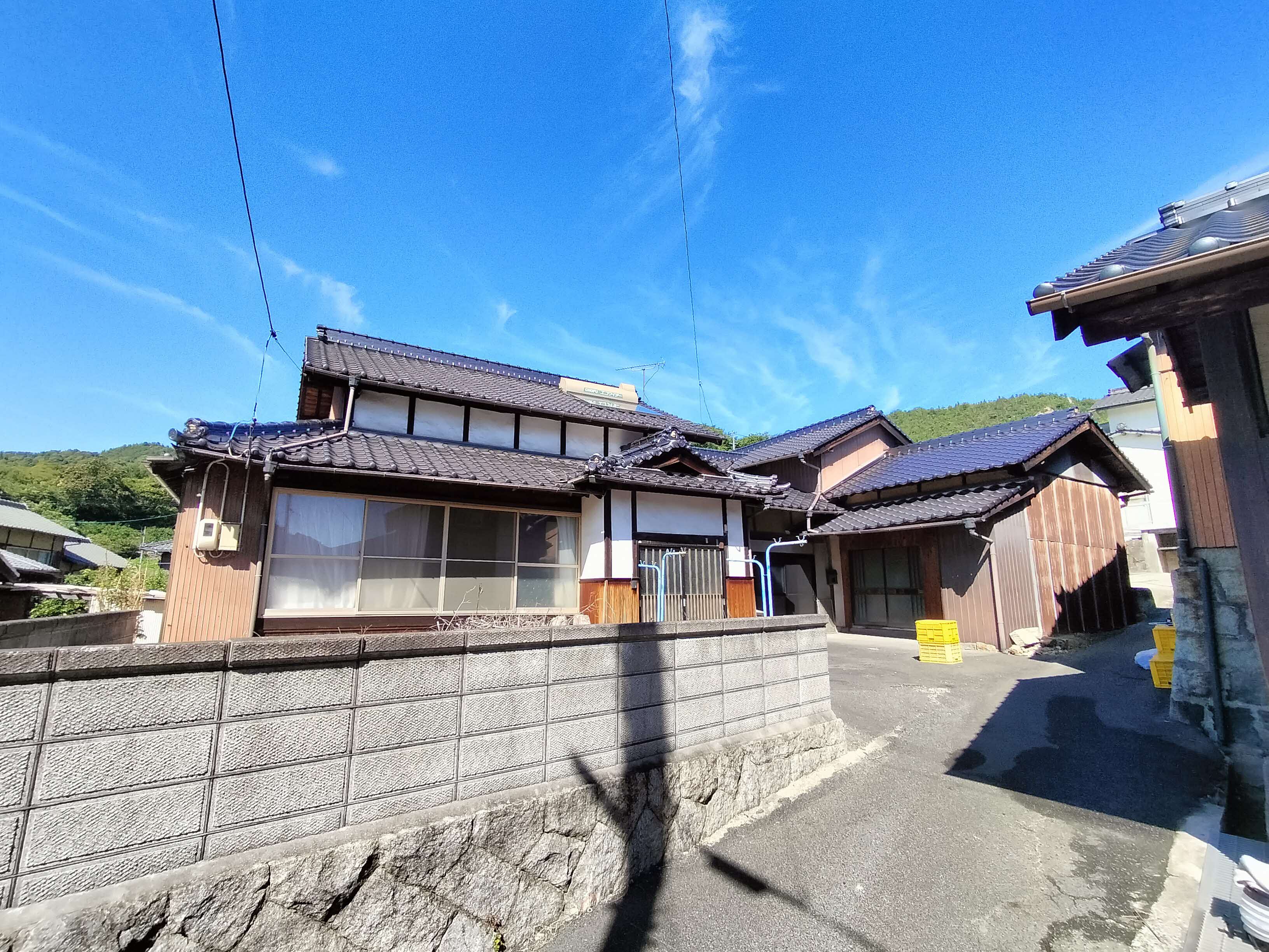 診療所、郵便局から約300m、向田港（フェリー）から約１kmの離島物件！
