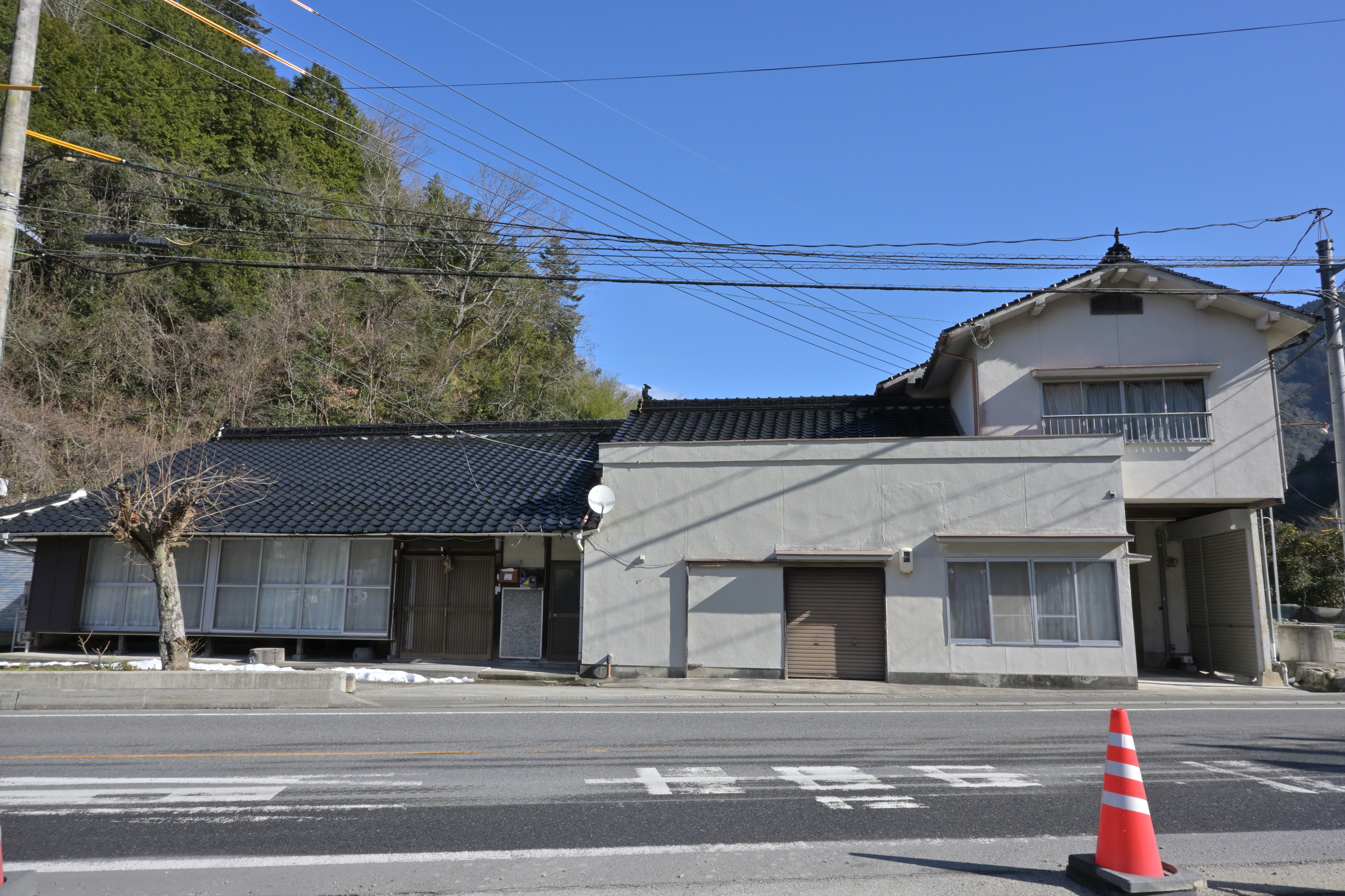 様々な利用が考えられる国道沿いの家