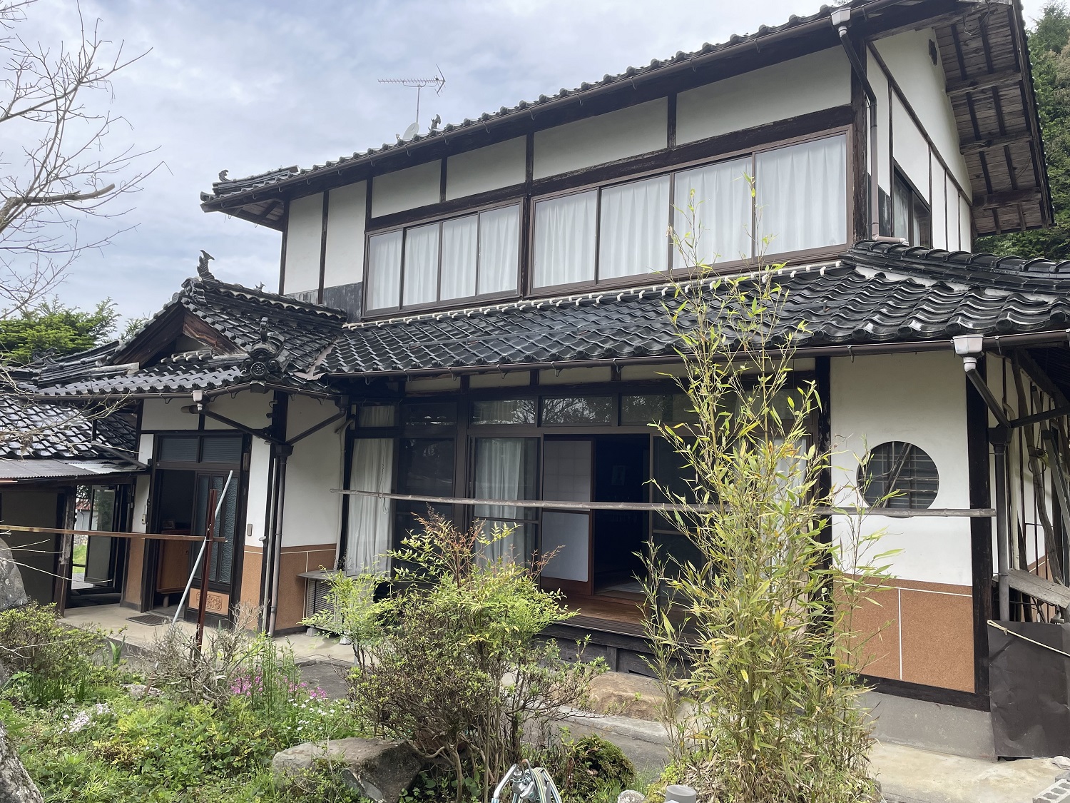 坂を上ったところにあり見晴らしの良い景色を見ることができる二階建ての物件です。