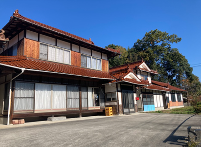 自然に囲まれた広々とした敷地です。
高台にあり眺望は良好です。