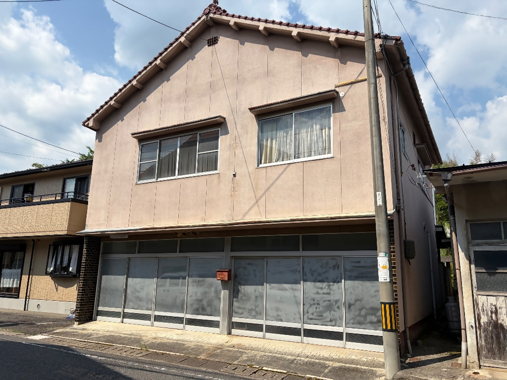 １階に駐車場・倉庫部分の土間スペースがあり、多用途に活用可能です。
購入者の希望に応じ、山林等も売却します。