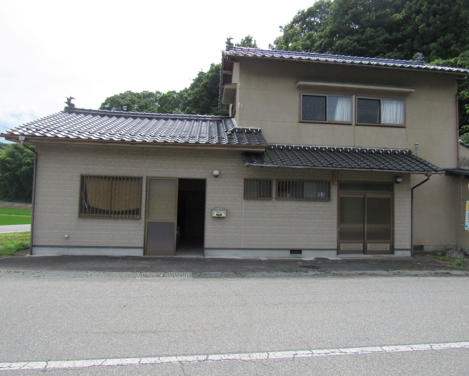 二階建てで店舗兼住宅の物件です。目の前を西城川が流れています。