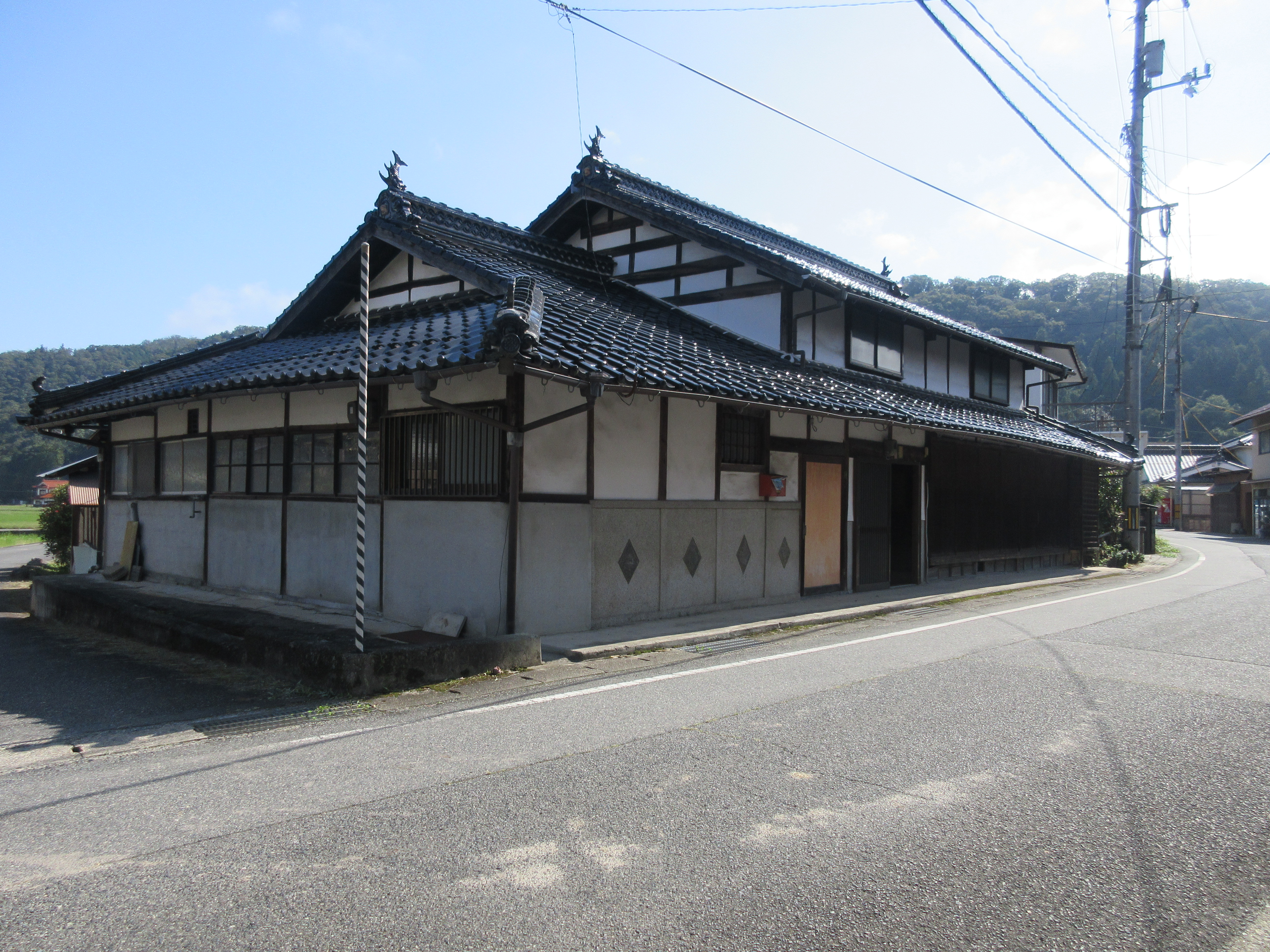 最寄り駅まで約5分。昔ながらの懐かしい古民家。