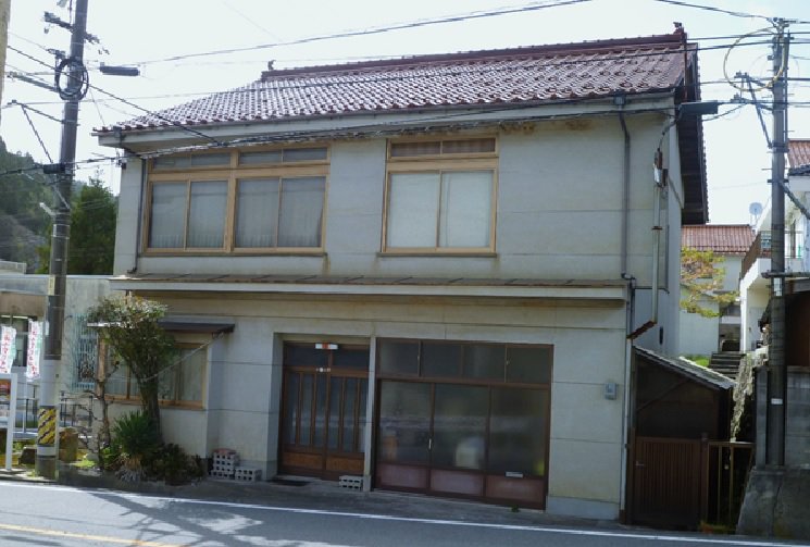 油木高校近く！バス停が目の前の物件です！