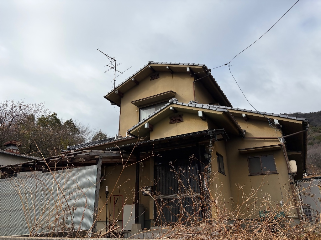 ・緑に囲まれた、自然豊かな環境！バイパスも近く、通勤に便利！
・収納も多く、作業所（使用するためには改修が必要）付きの物件！