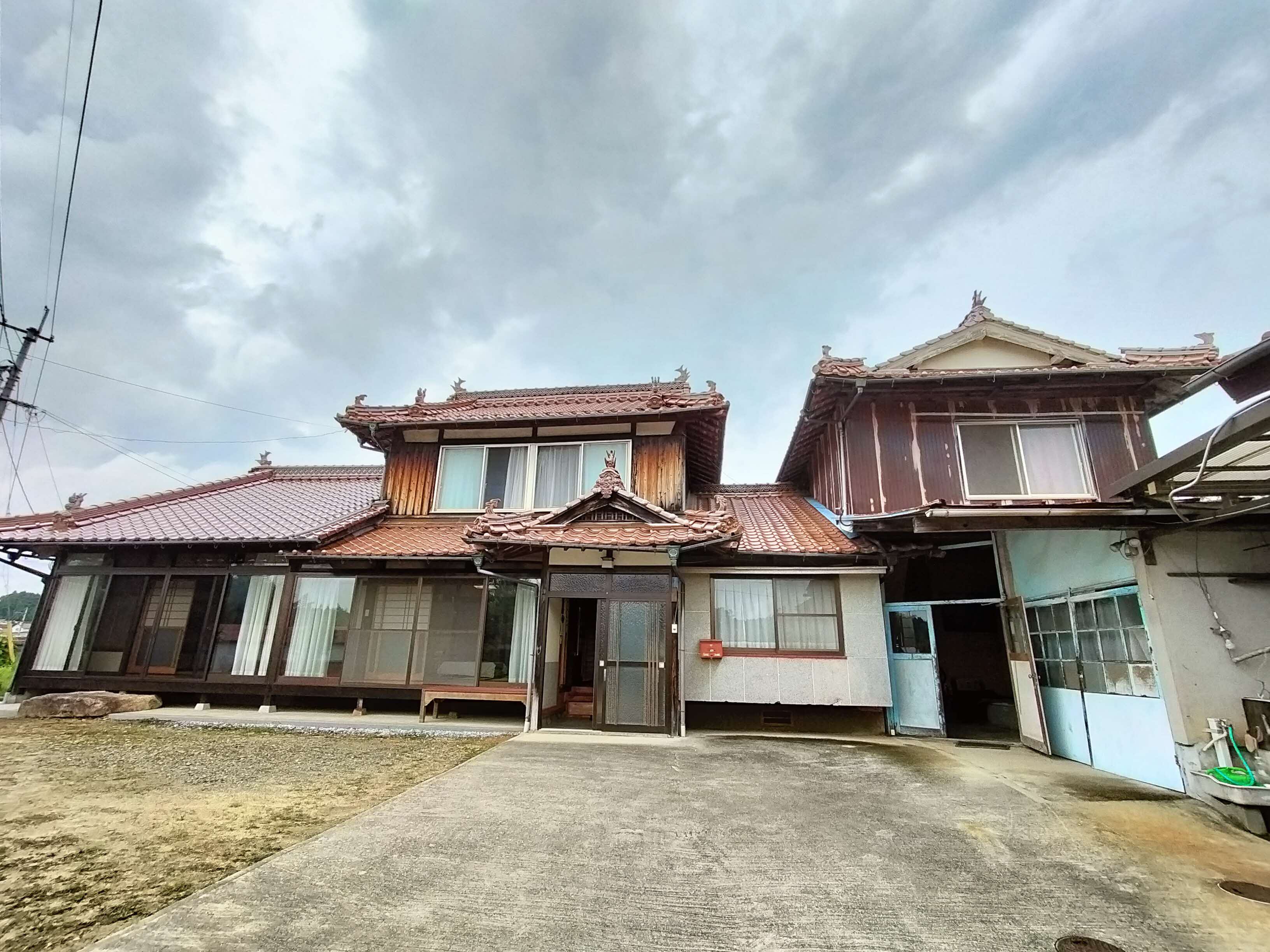 敷地に隣接した畑（家庭菜園可能）あり、離れ・倉庫あり
​所有者が月１回訪問し、管理されている物件です。