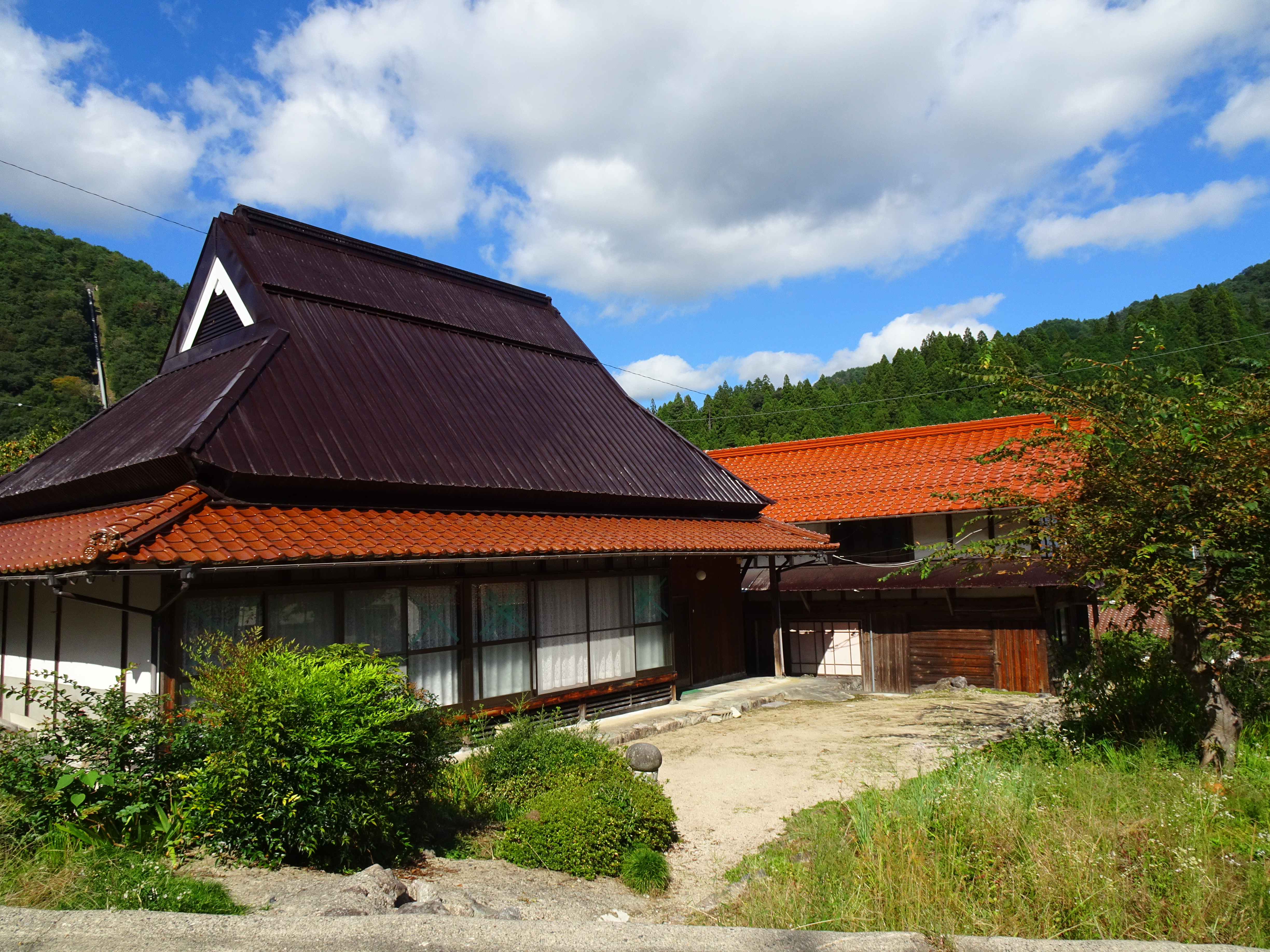 トタン屋根で風情のある庭付き物件です！