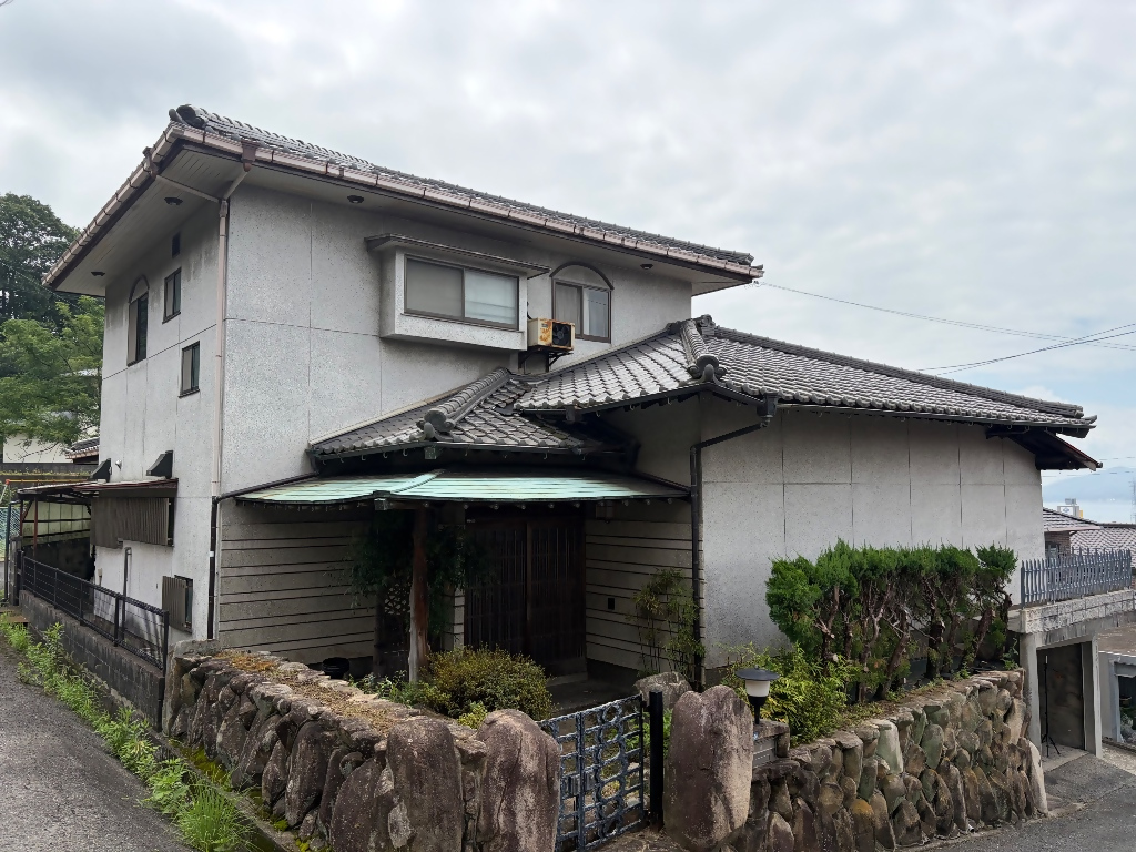 市街地エリアにほど近い、高台に位置する眺望の良い物件です。