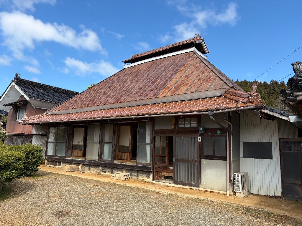 豊かな自然に囲まれた、和室の続き間が広がる、日本家屋の物件！
農地・山林付きの物件です。