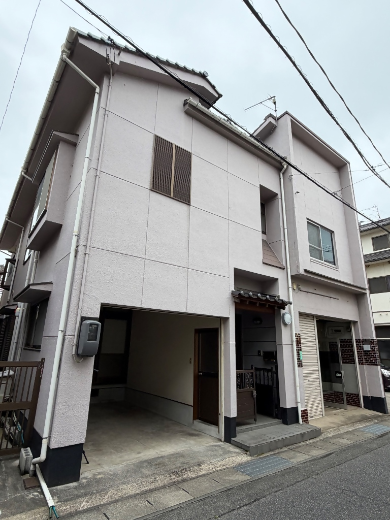 本郷駅まで徒歩６分！通勤通学に便利です！
広い物干しスペース（バルコニー）に、屋根裏収納あり！