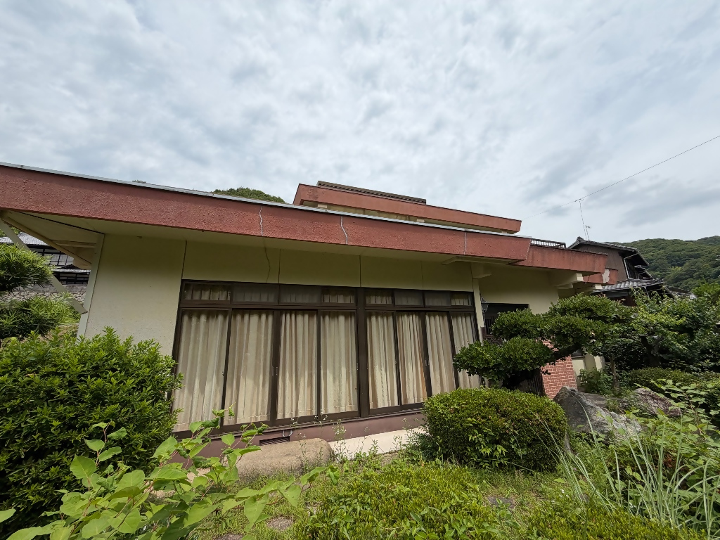 自然豊かな山中に位置する、鉄筋コンクリート造の物件です！
敷地内に庭と、倉庫付き！希望に応じて農地の売却にも応じます。