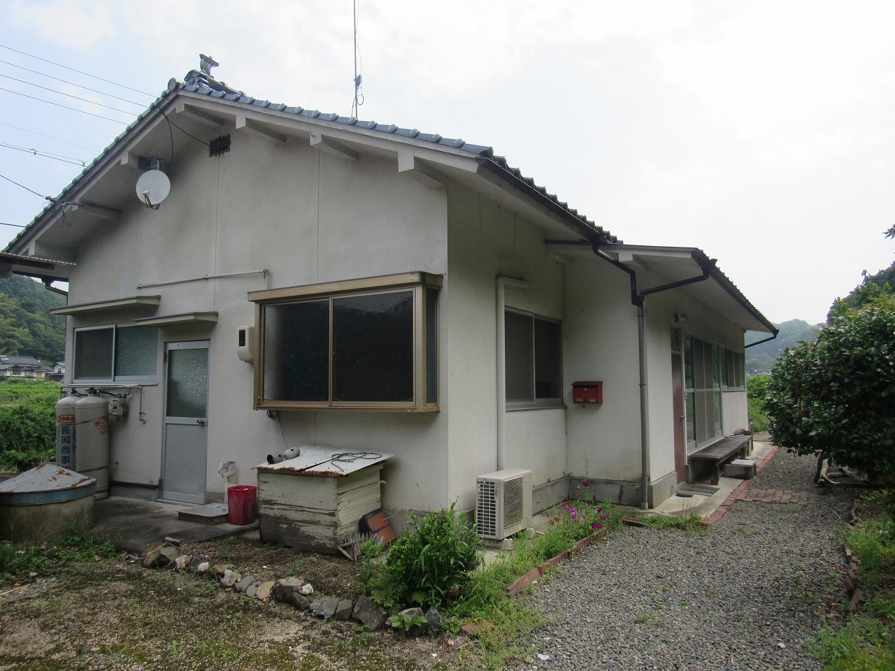 敷地内に畑、家の裏に川、自然の中で暮らせるコンパクトな平屋物件です。

