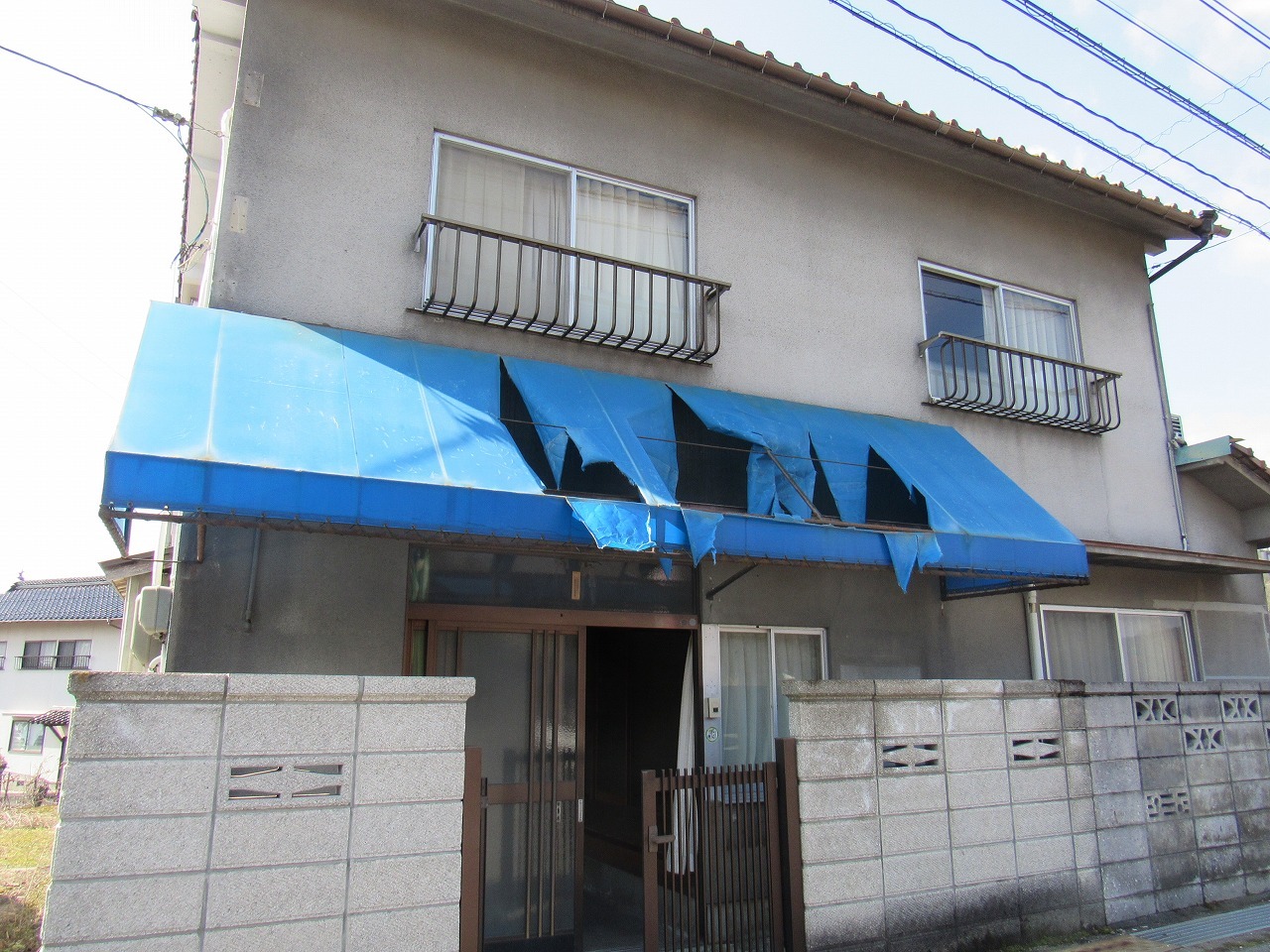 道路沿いにある二階建ての物件です。