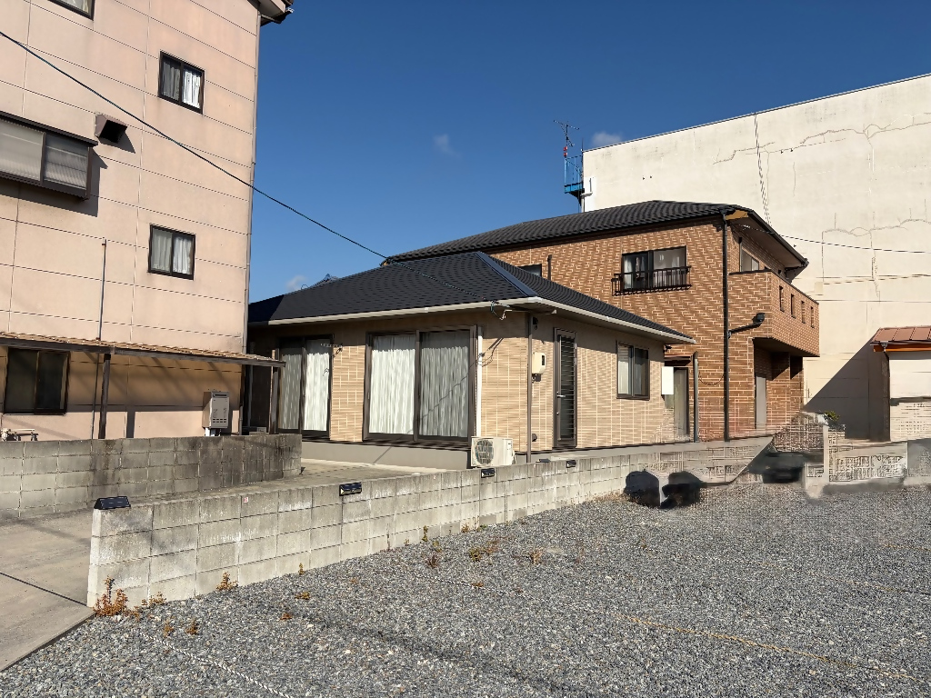 ・市街地に位置する平屋物件！
・防犯カメラ設置物件！