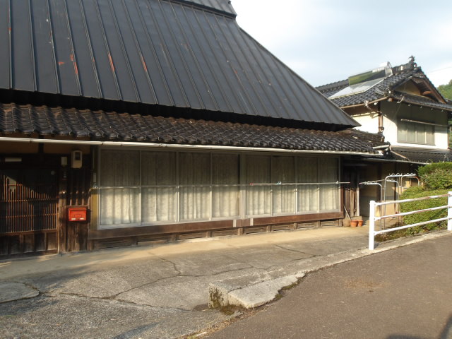 家のすぐ裏に小さめの田畑がある古民家風物件