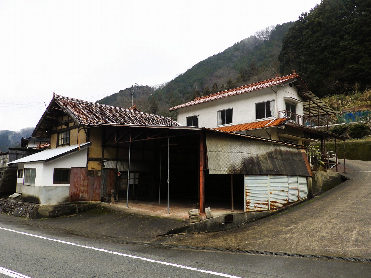 国道沿い、家庭菜園ができる小さなスペースつき物件。