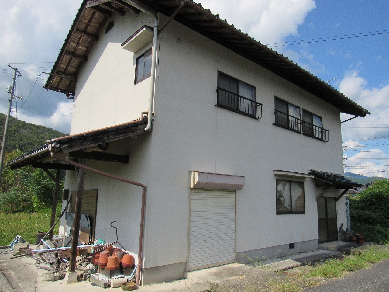 幹線道路を少し入ったところにある二階建ての物件です。