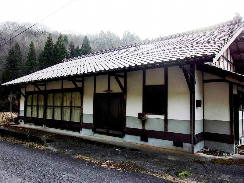 かまどのある平屋物件。
2階建ての離れもあります。