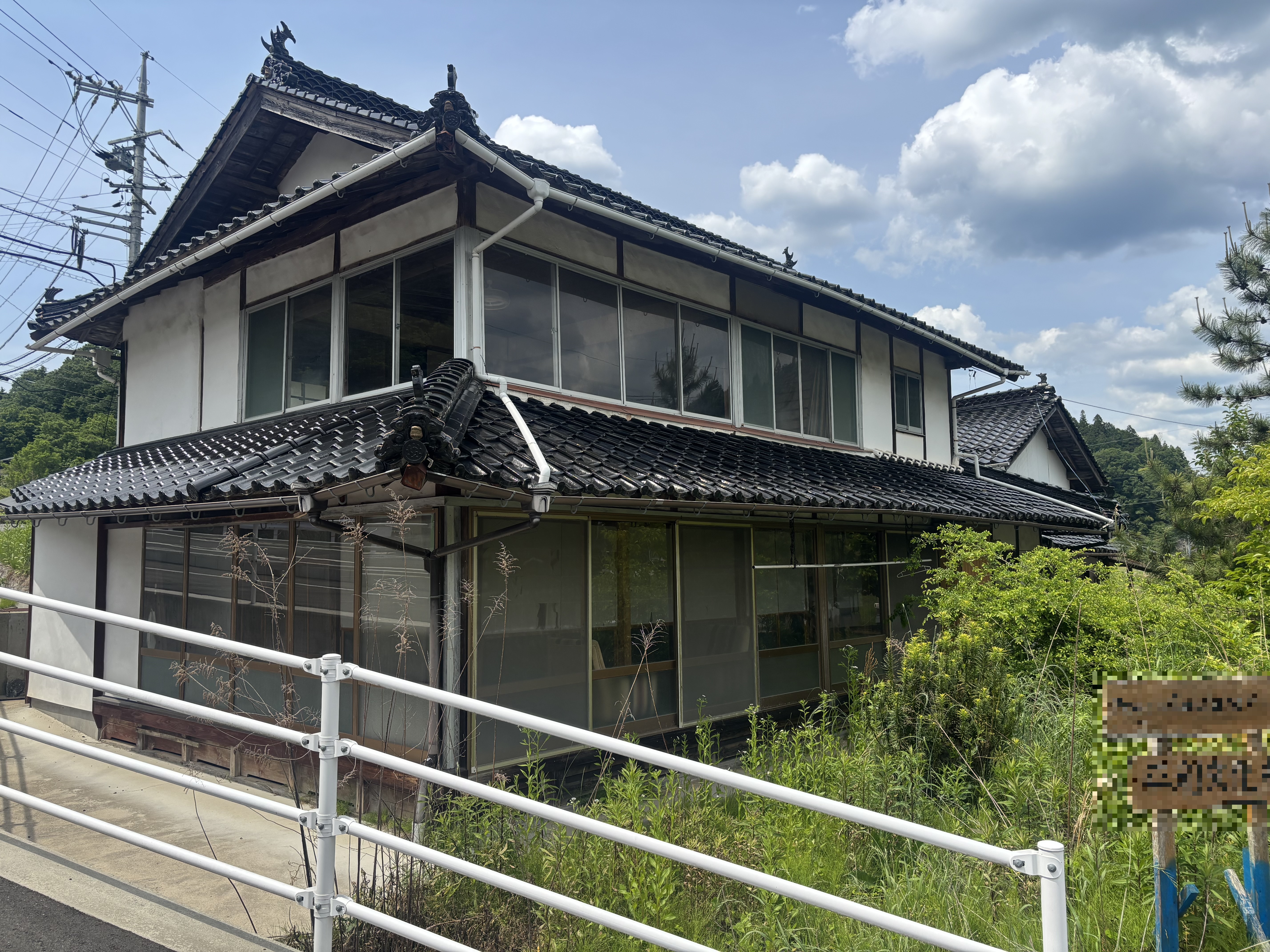 室内一部改修中で、目の前にのどかな田園風景が広がるお家。