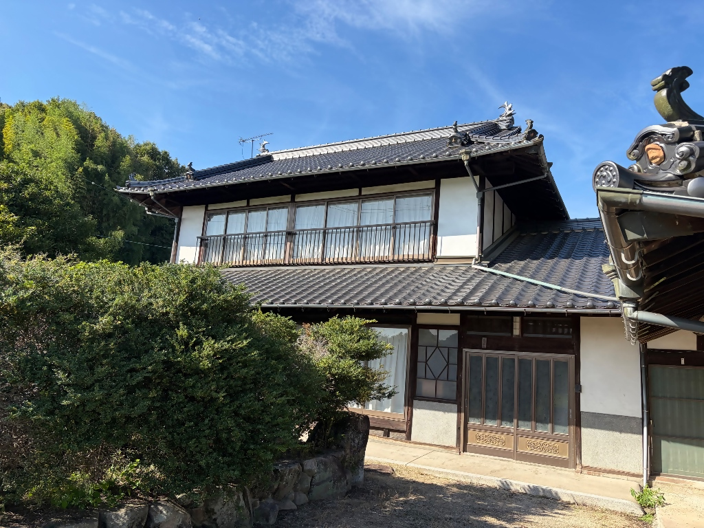 田園風景に囲まれた自然豊かな環境
納屋、庭、物置付きの物件です